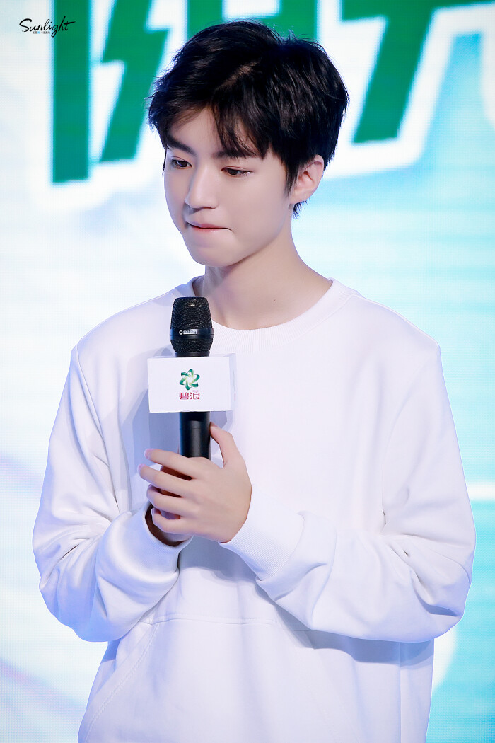 2019.5.25王俊凯参加碧浪阳光运动派对 cr.…-