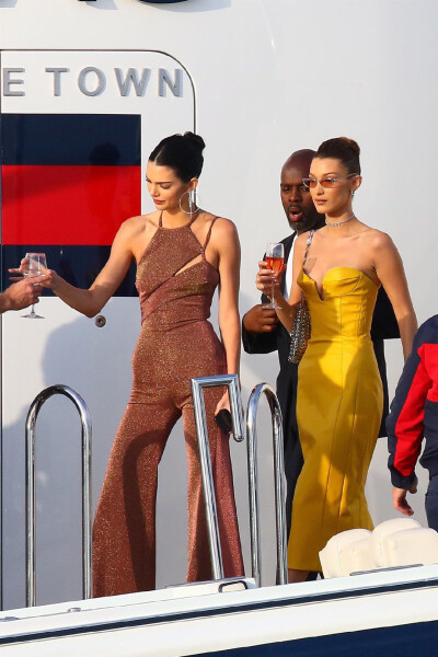 【hq】bella hadid & kendall jenner5月25日在tommy hilfigers游艇