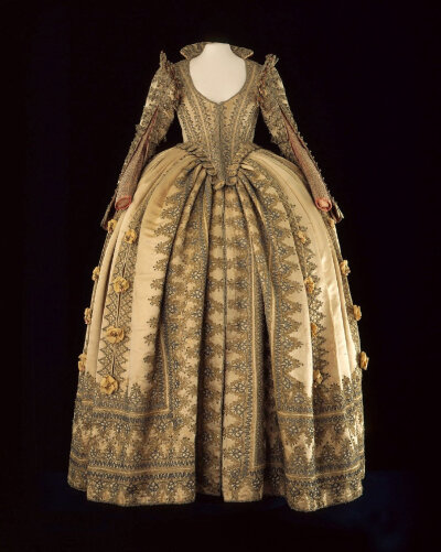 一件保存状况几乎完美的17世纪初期金色女士贵族礼服,它属于萨克森选
