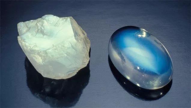 月光石的英文名叫moonstone,长石家族的一员,是一种正长石和钠长石