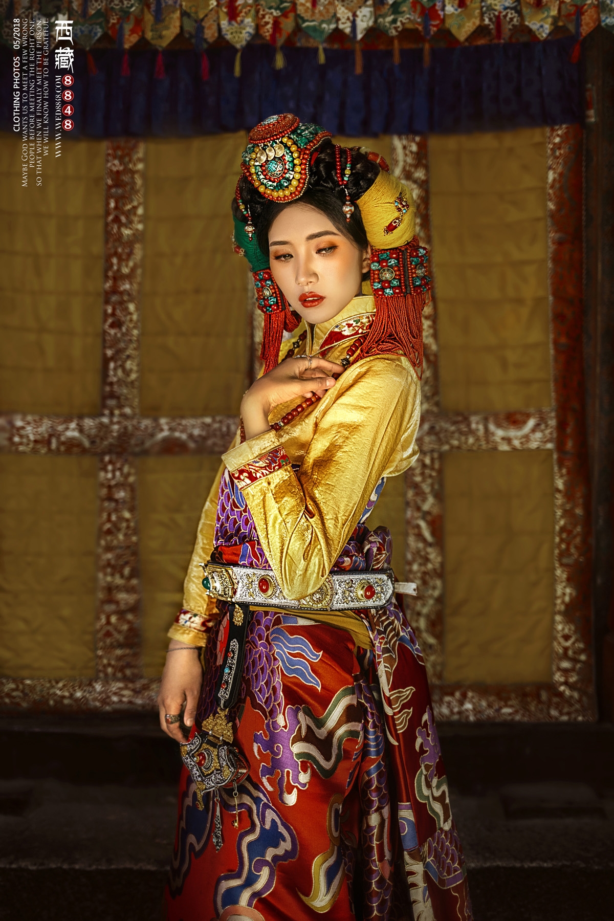 這位果洛地區的藏族姑娘，身披由近萬粒珊瑚編製的飾品，格外引人注目。-三江源地区文化-图片
