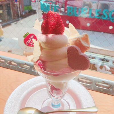 人气商品草莓甜筒上有一大颗草莓,冰淇淋是甜草莓和牛奶味,限定的草莓