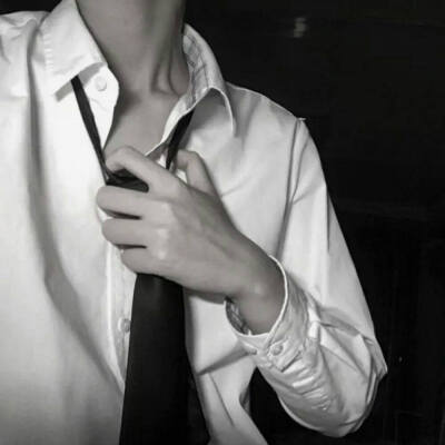 男生锁骨部位黑白衬衫领带