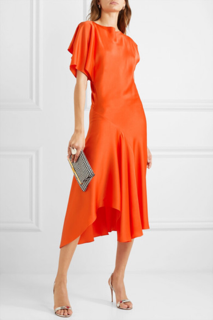 这一版本以橙色缎布制成,斜裁设计营造出修身廓形,不对称衣袖和裙摆则