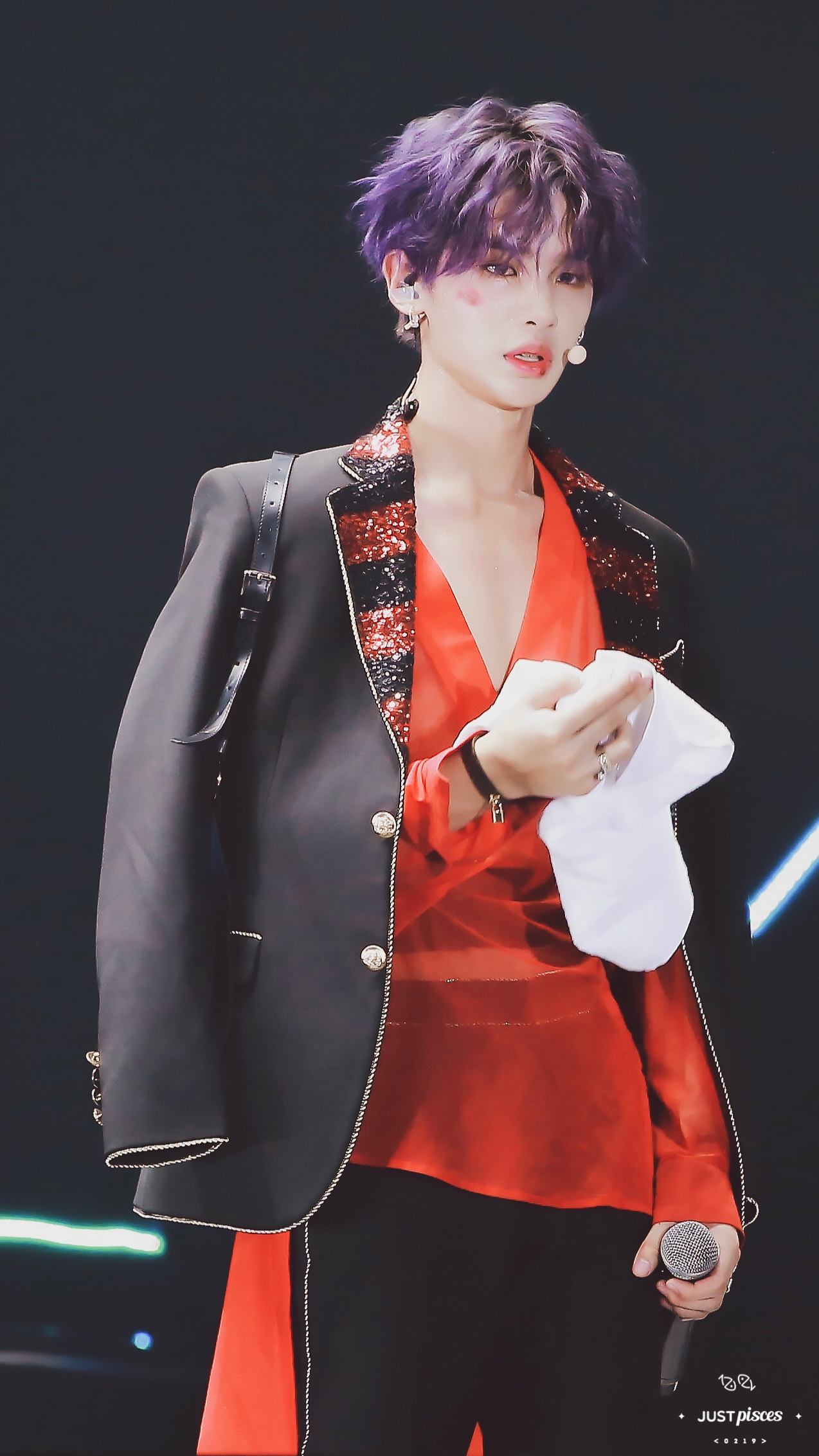 黄明昊 