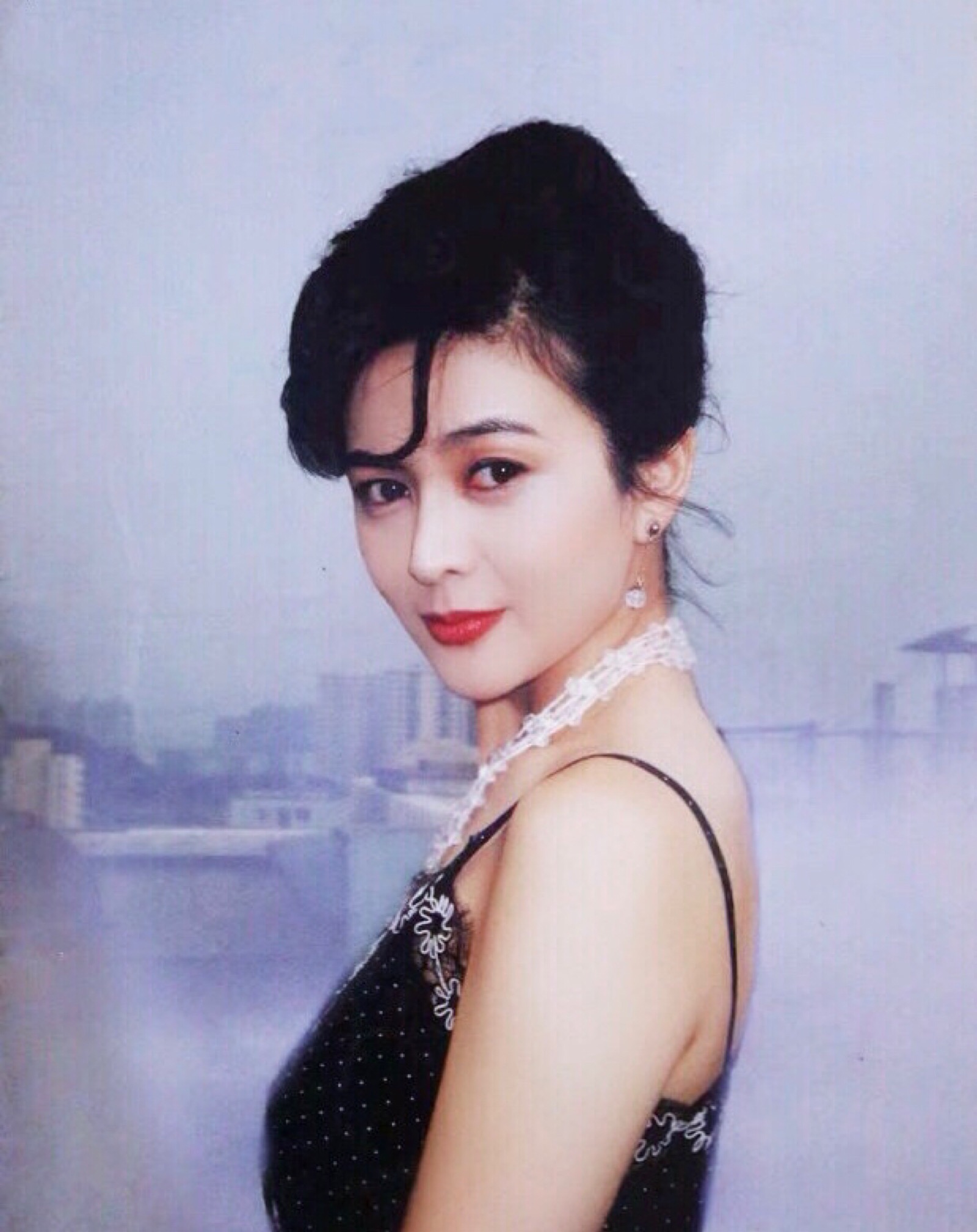 中国香港女演员、歌手：关之琳