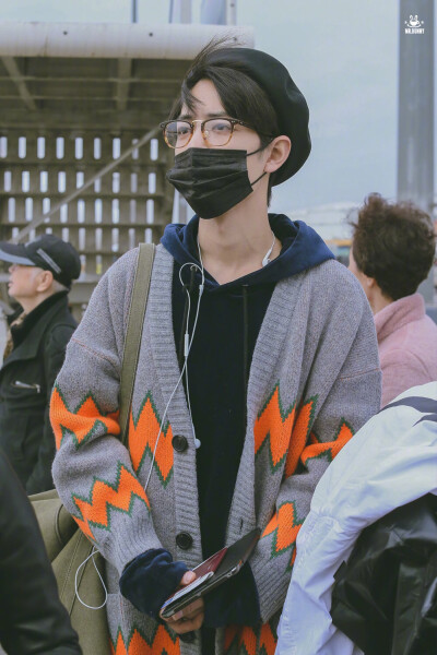 肖战日常机场街拍是否爱上一个人 不问明天过后山明和水秀 不比你有看
