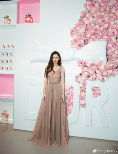 杨颖(angelababy),1989年2月28日出生于上海市,华语影视女演员,时尚