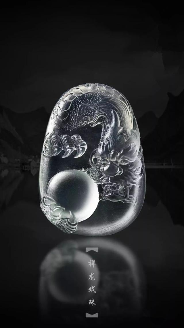高冰种翡翠龙牌,游龙戏珠,锋利的爪牙,神情生动逼真,寓意吉祥,平安