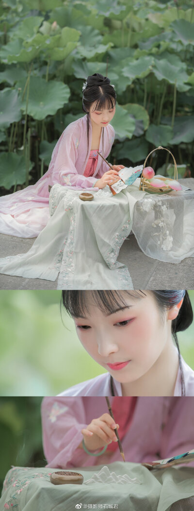 写真#汉服写真 步有凌波袜,掌为承露盘.尚嫌花片少,千叶映朱栏.