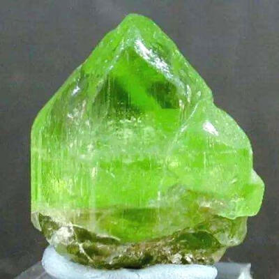 宝石级橄榄石主要分为浓黄绿色橄榄石,金黄绿色橄榄石,黄绿色橄榄石
