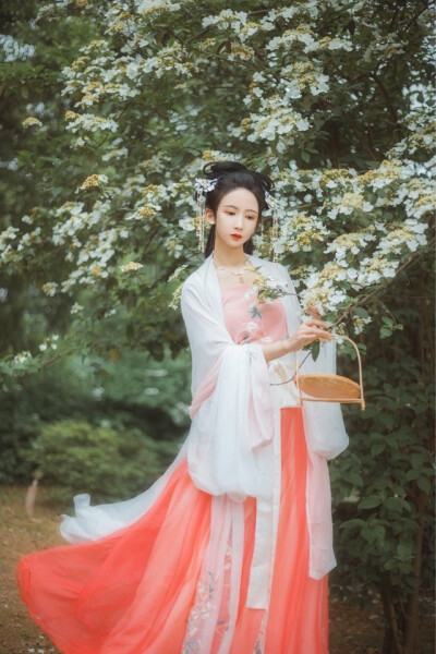 收集   点赞  评论  汉服 0 23 ranee静  发布到  古装美女 图片