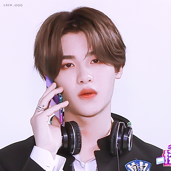 黄明昊 