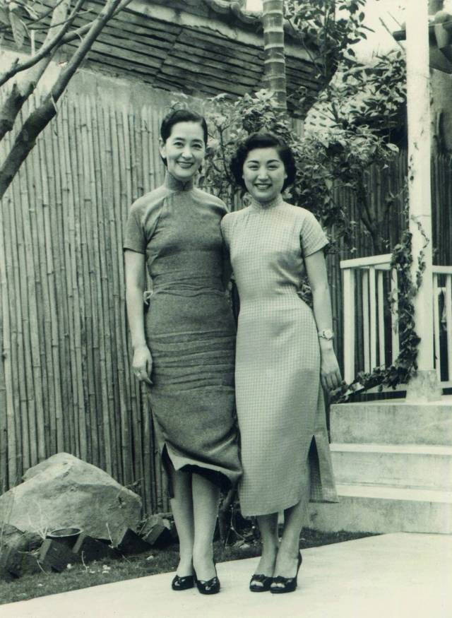 1947年,上海,京剧名伶顾正秋(右)与海派作家孙树棻的二姨母,画家费
