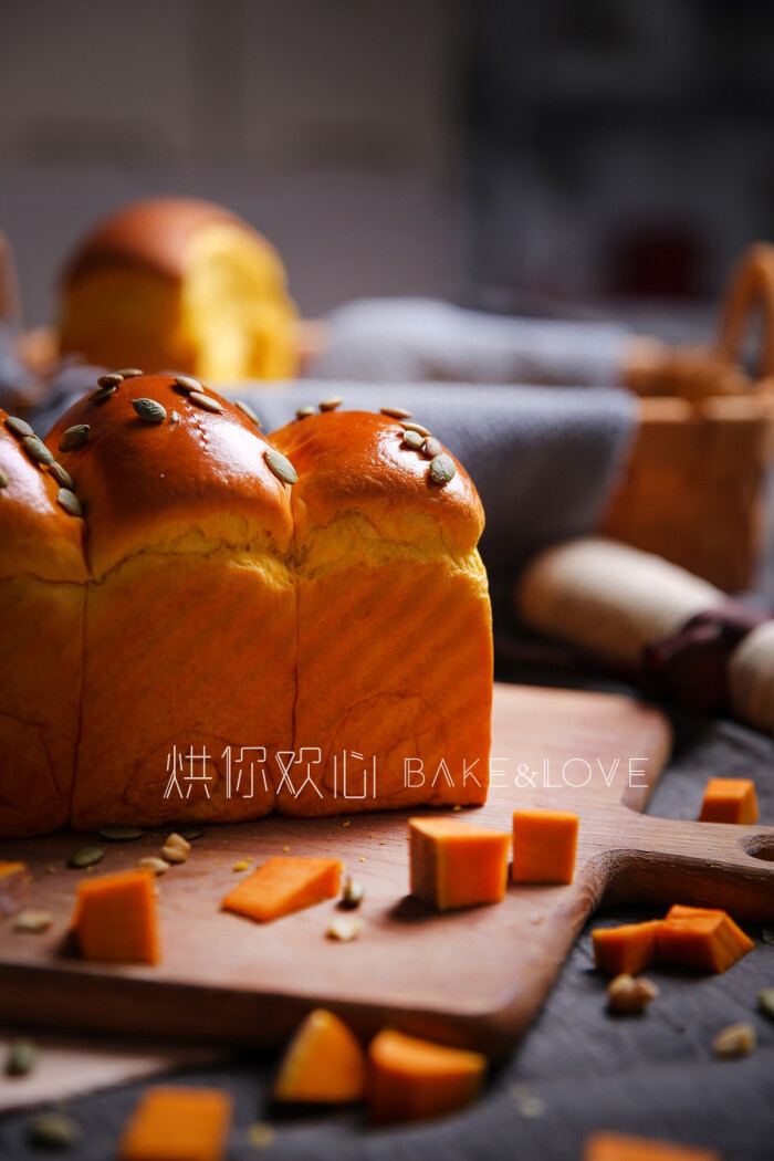简简单单的一块南瓜吐司,也能被摄影师拍成诱人的美味