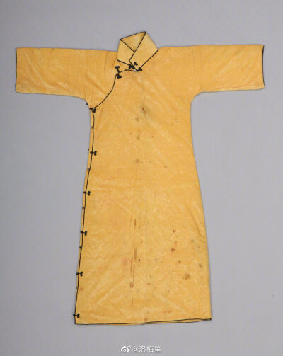 1927之后,短旗袍开始流行,第三件是1928到30初的,喇叭口的倒大袖以及