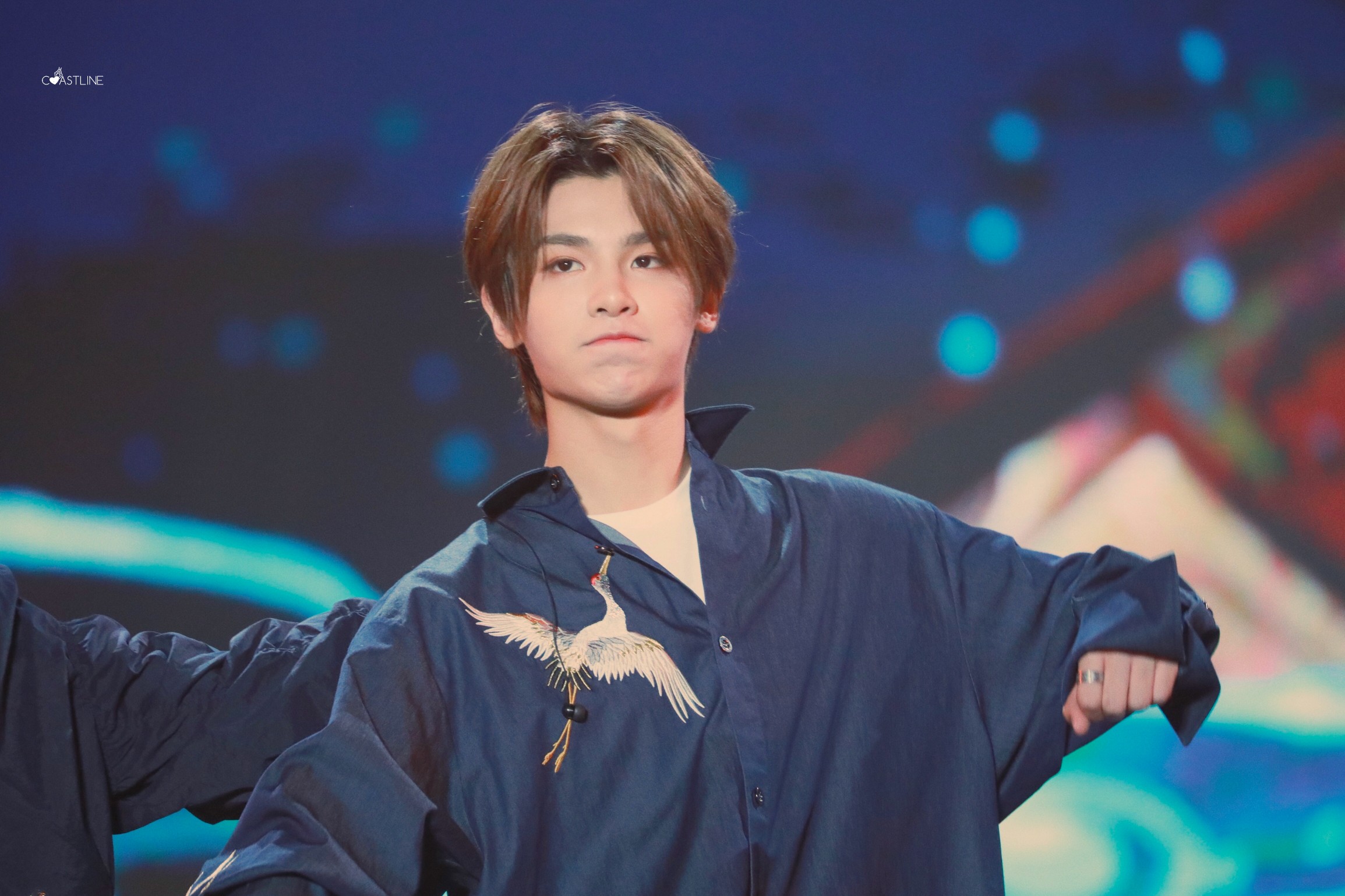 黄明昊 