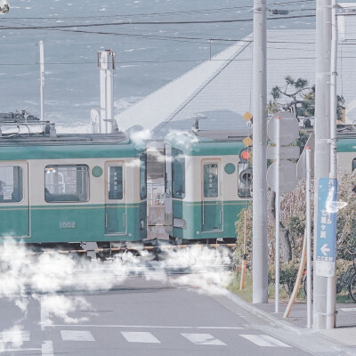 背景图 壁纸 ins风 杂图 风景 绿皮火车