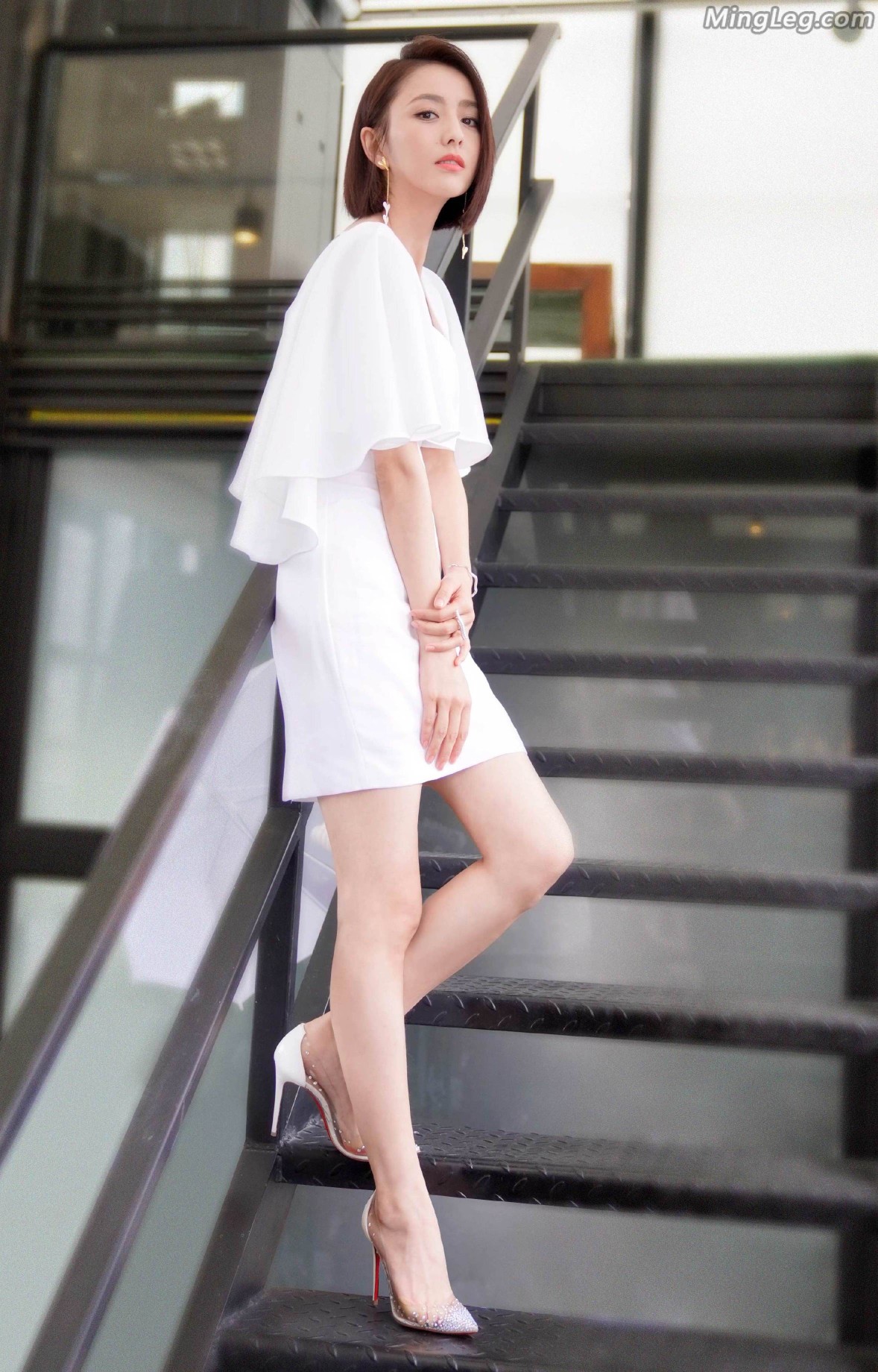 佟丽娅穿复古开叉黑裙秀美腿 身材高挑气质优雅-搜狐大视野-搜狐新闻