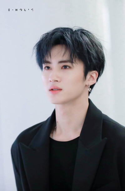 闫桉yanan 男团pentagon成员