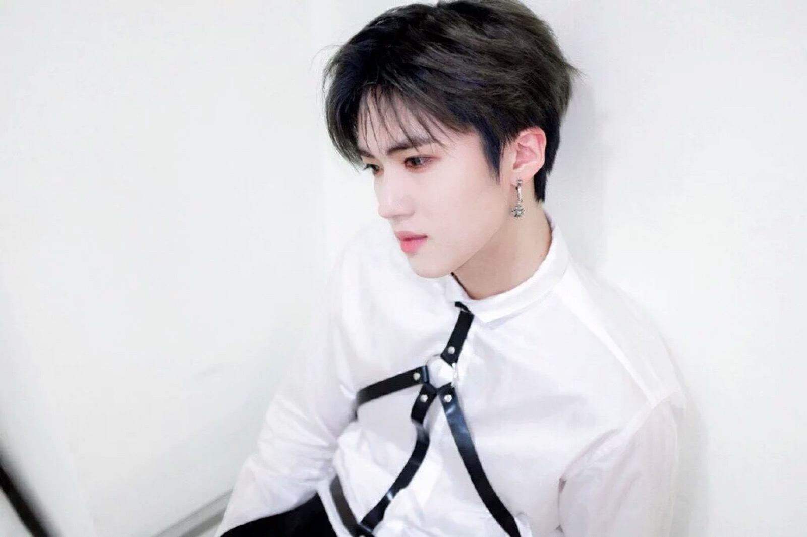 闫桉yanan 男团pentagon成员