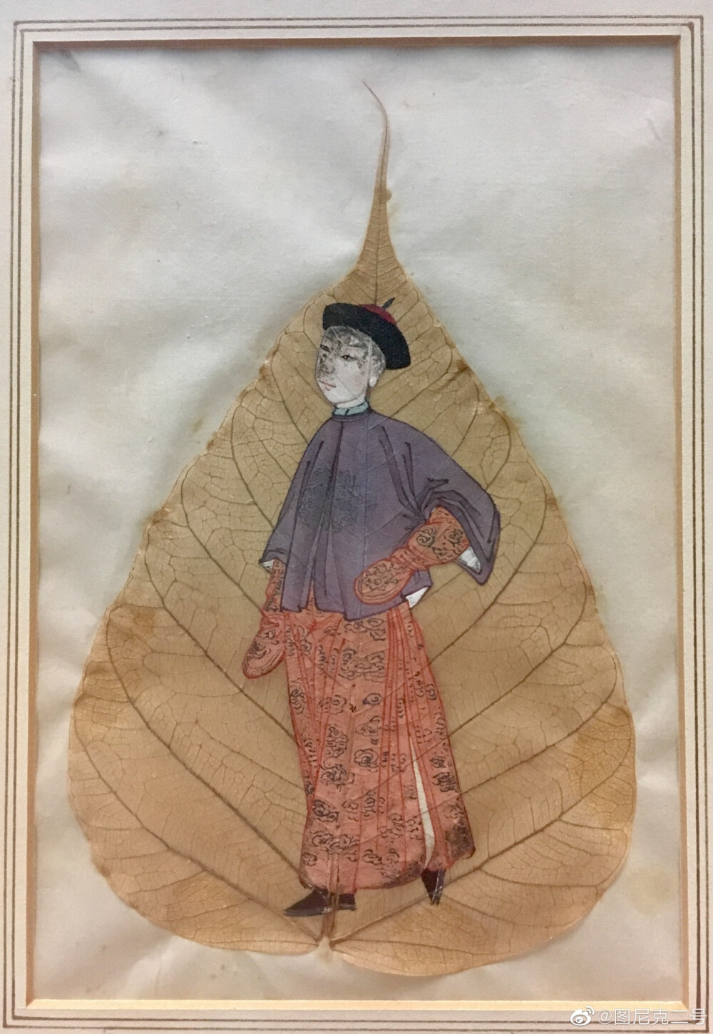 画在菩提榕树叶上的清代人物画,有意思的是服饰都是十分写实的时装,不