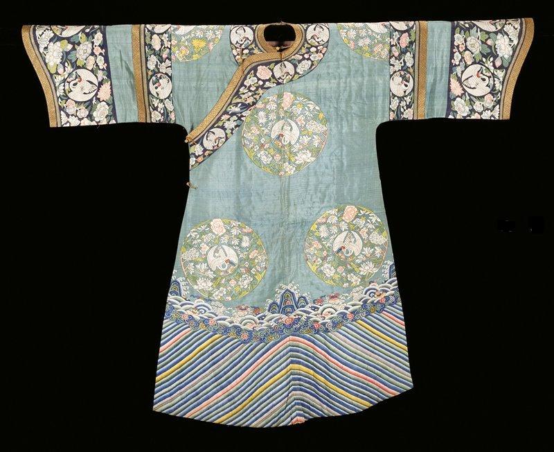 【蓝地缂丝团鹤花卉纹女吉服袍】——清,长132.6cm,宽121.