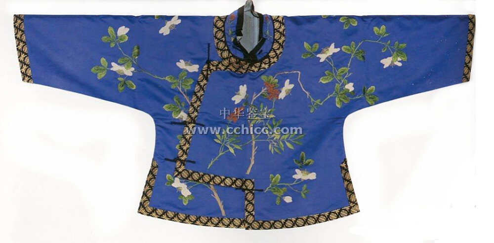 圆立领,右衽琵琶襟,平袖,裾三开 通身镶青色长圆寿织金缎缘.