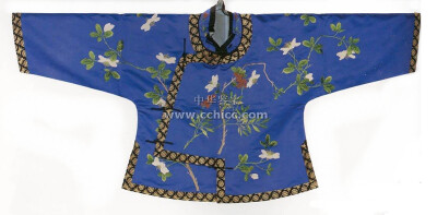 圆立领,右衽琵琶襟,平袖,裾三开. 通身镶青色长圆寿织金缎缘.