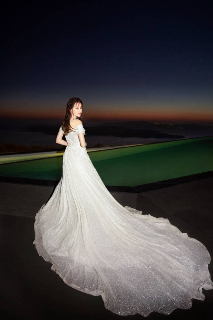在蓝白色的圣托里尼拍了一个人的婚纱照,美好又浪漫