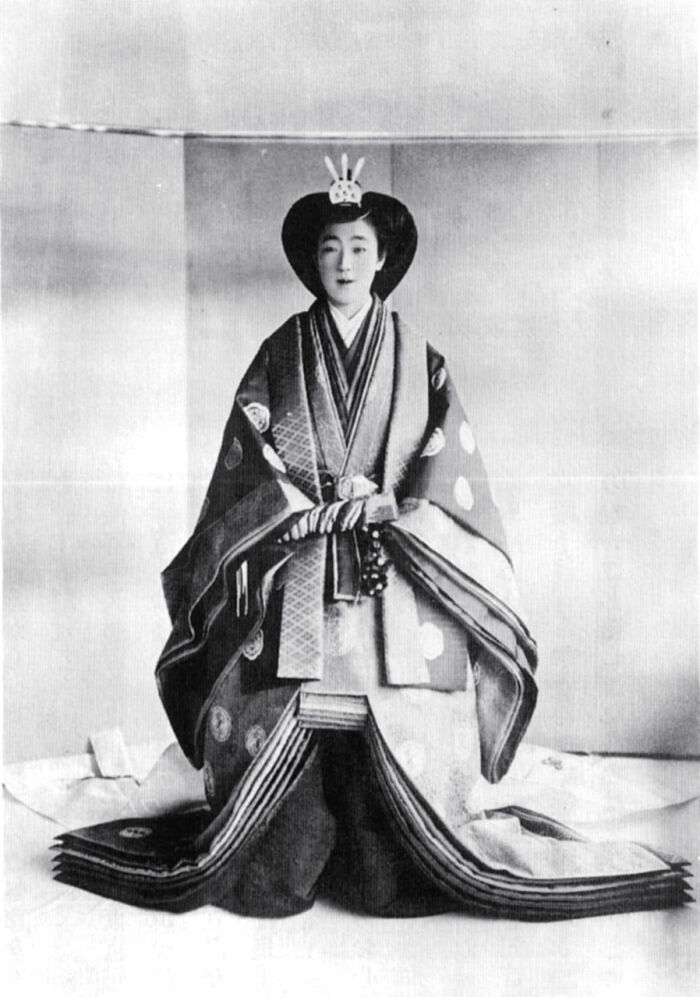 她是昭和天皇的皇后,也是第125代天皇明仁的母亲.