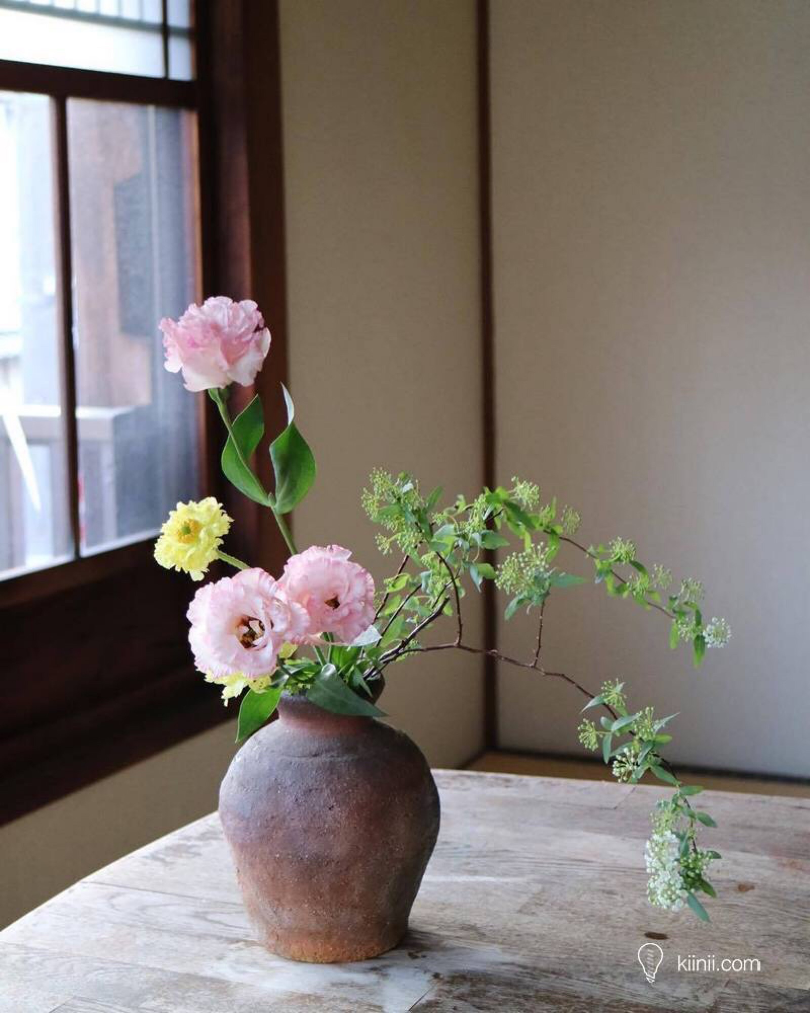 日本花艺师安达力的插花作品,通过花艺与器物的相互呼应,尽现春日时光