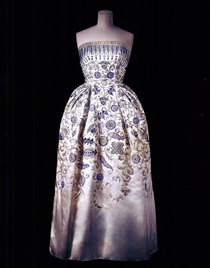 米拉"的晚礼服出自christian dior 1952年秋冬高级订制"流线型"系列