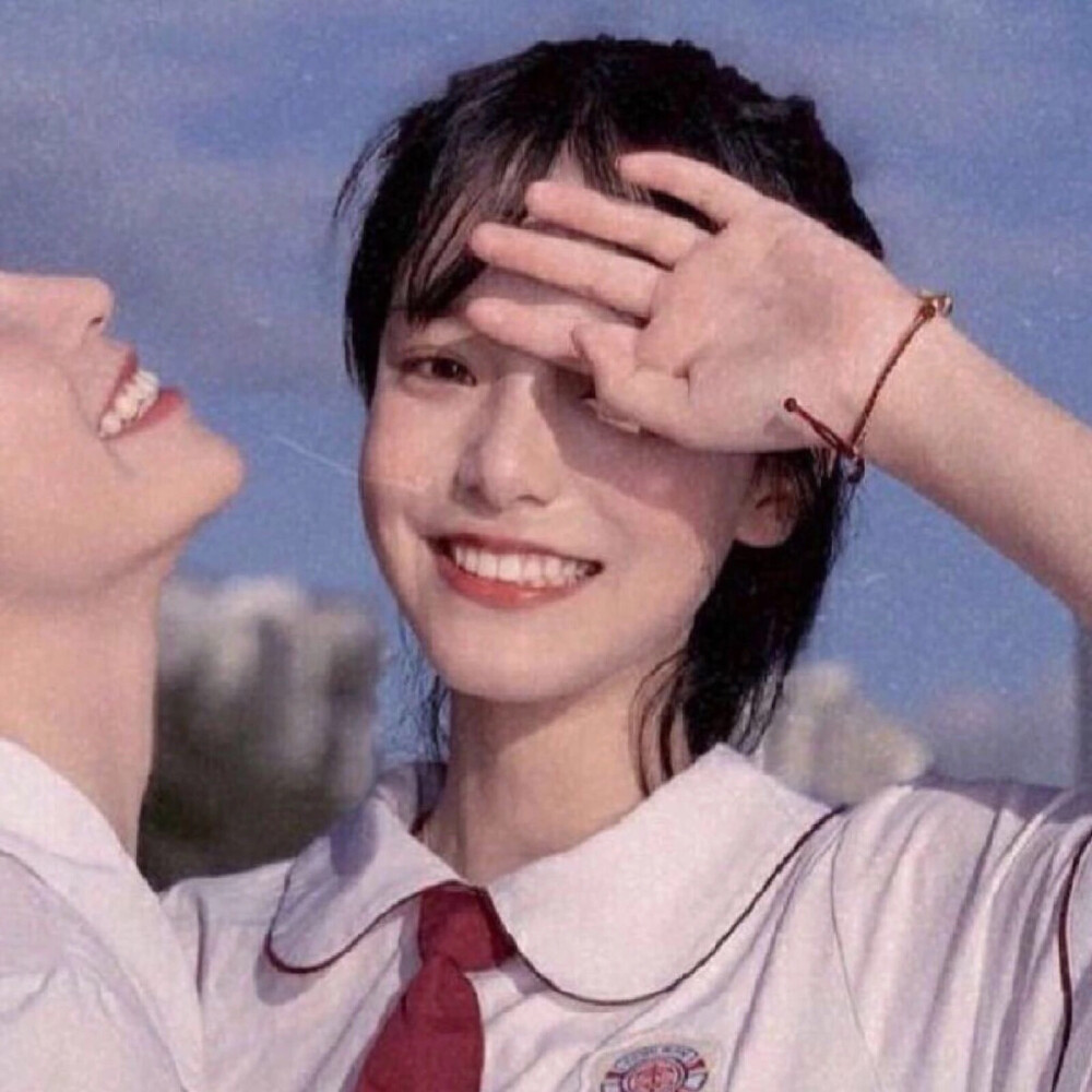 是两个女孩子的一张合照写真!不是男女情头!