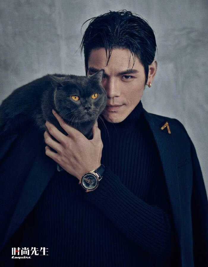 向佐《时尚先生》黑皮书11月刊封面,深蓝色西服搭配高领毛衣,与猫咪