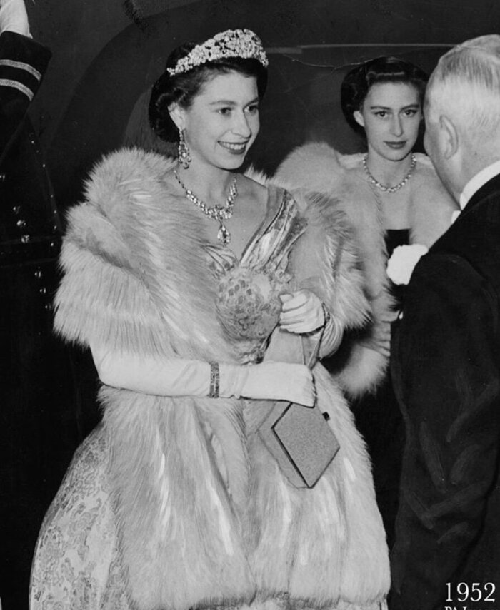 英国女王和妹妹玛格丽特的皮草披肩