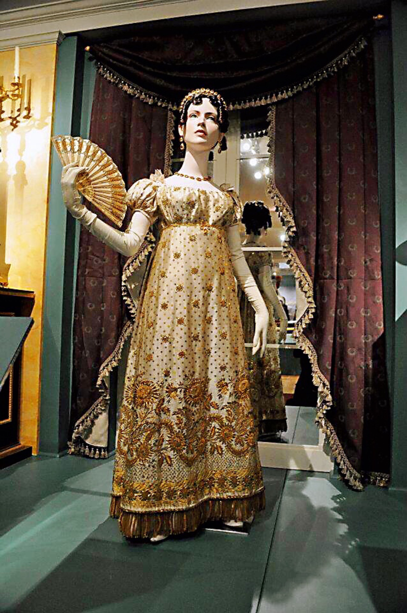 裙摆上有精致刺绣花纹的帝政裙,古典美与华丽工艺的结合.