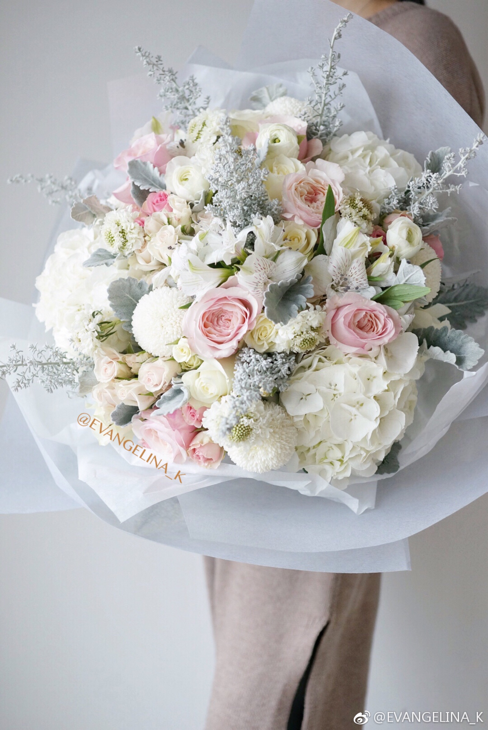 高清晰美丽的白玫瑰花束