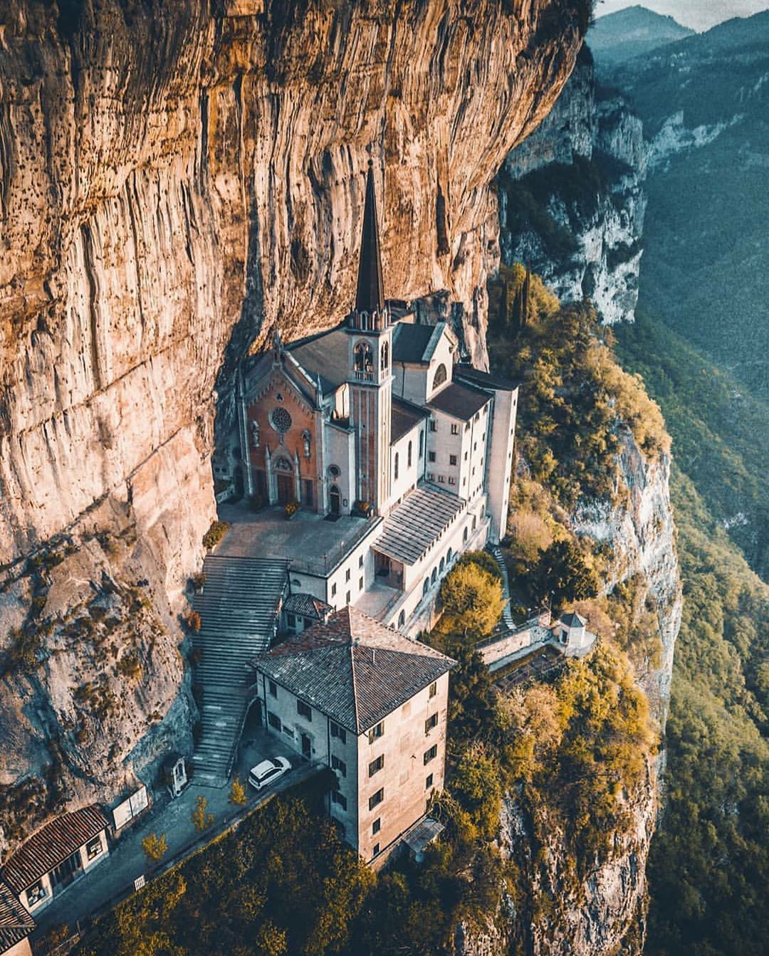 [cp]完全建在悬崖之上的意大利维罗纳madonna della corona教堂,建于