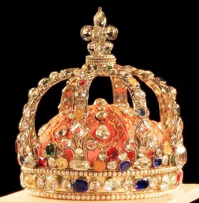 路易十五的王冠包括一个由金属带环绕的刺绣缎面帽; 一个镂空拱门