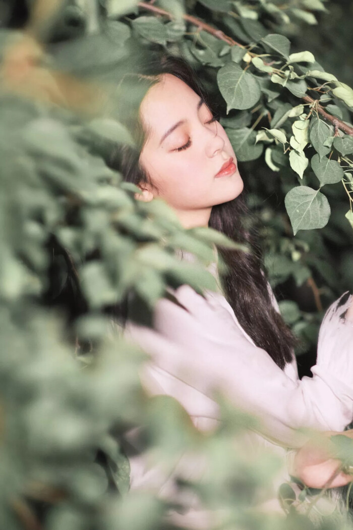 侧脸角度调整花朵,叶子稍微遮挡有互动感也很文艺