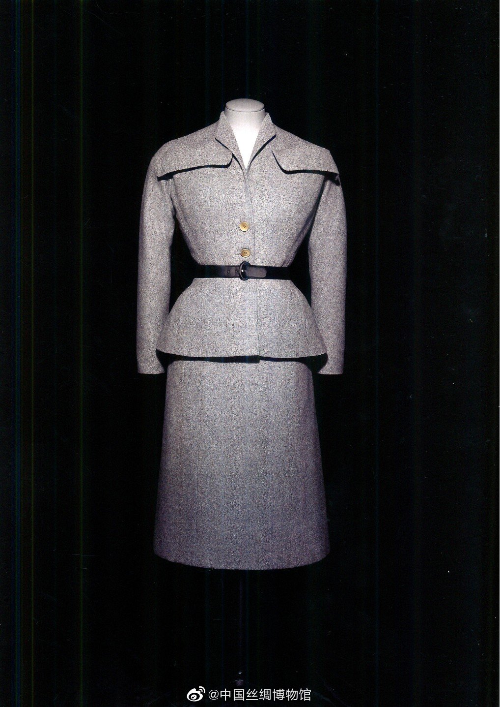 这件名为"吉格玛"的两件式日间套装出自克里斯汀·迪奥1949春夏高级