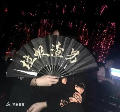 女头像拿扇子