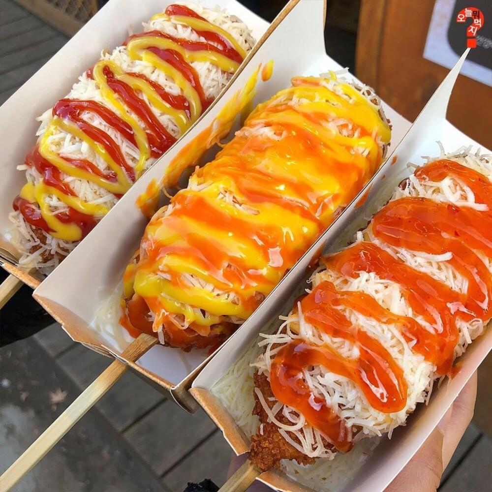 韩国最有名的热狗店【】,新出了一款逆天的"纯芝士热狗" (),里面竟然