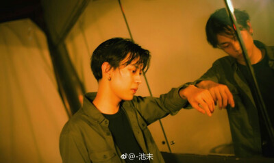 陈死狗,陈念航,游戏主播,大帅哥,橙色调背景,绿色衬衫,硬汉