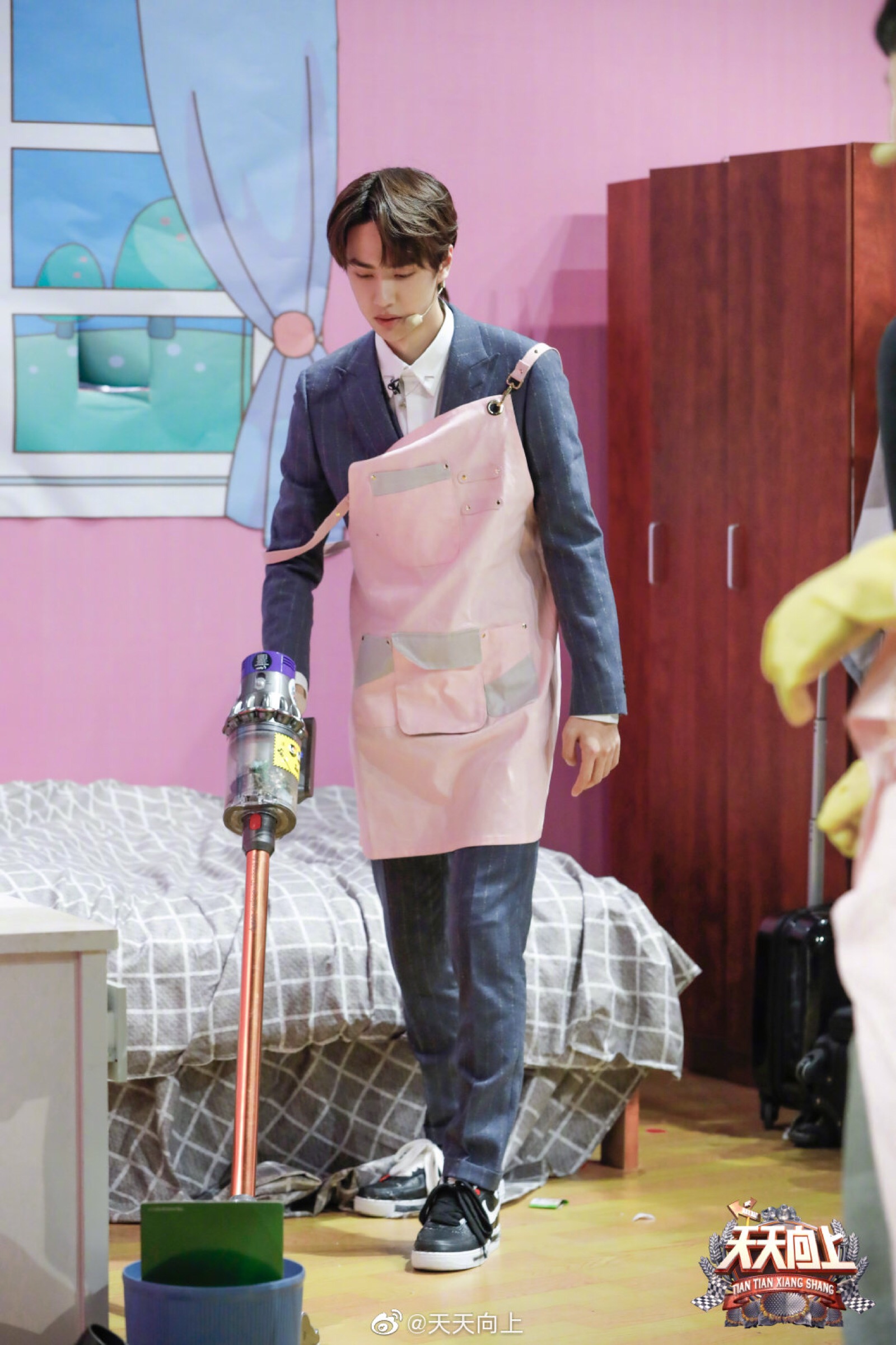 天天向上#【今晚见】"王一叠"@uniq-王一博 究竟有多爱叠衣服?