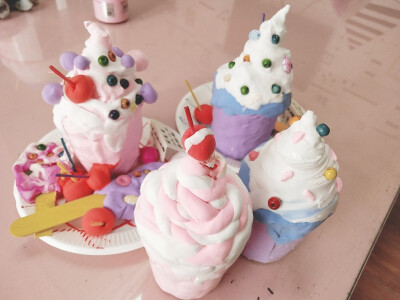 引导用黏土做出手工冰淇淋,培养色彩的搭配以及审美能力.