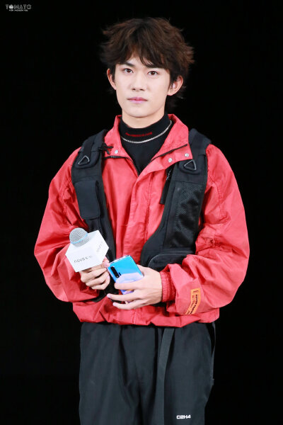 易烊千玺 华为nova6手机发布会