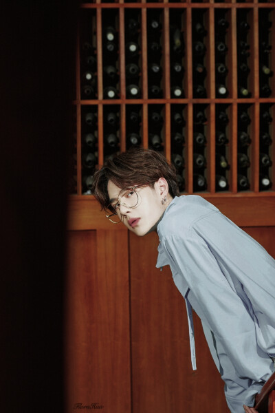 香蕉街拍 修图 @uniq-王一博 cr:logo