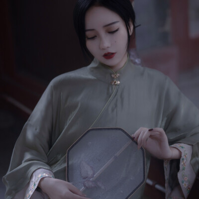 "秦软玉の自截汉服女头/古风头像